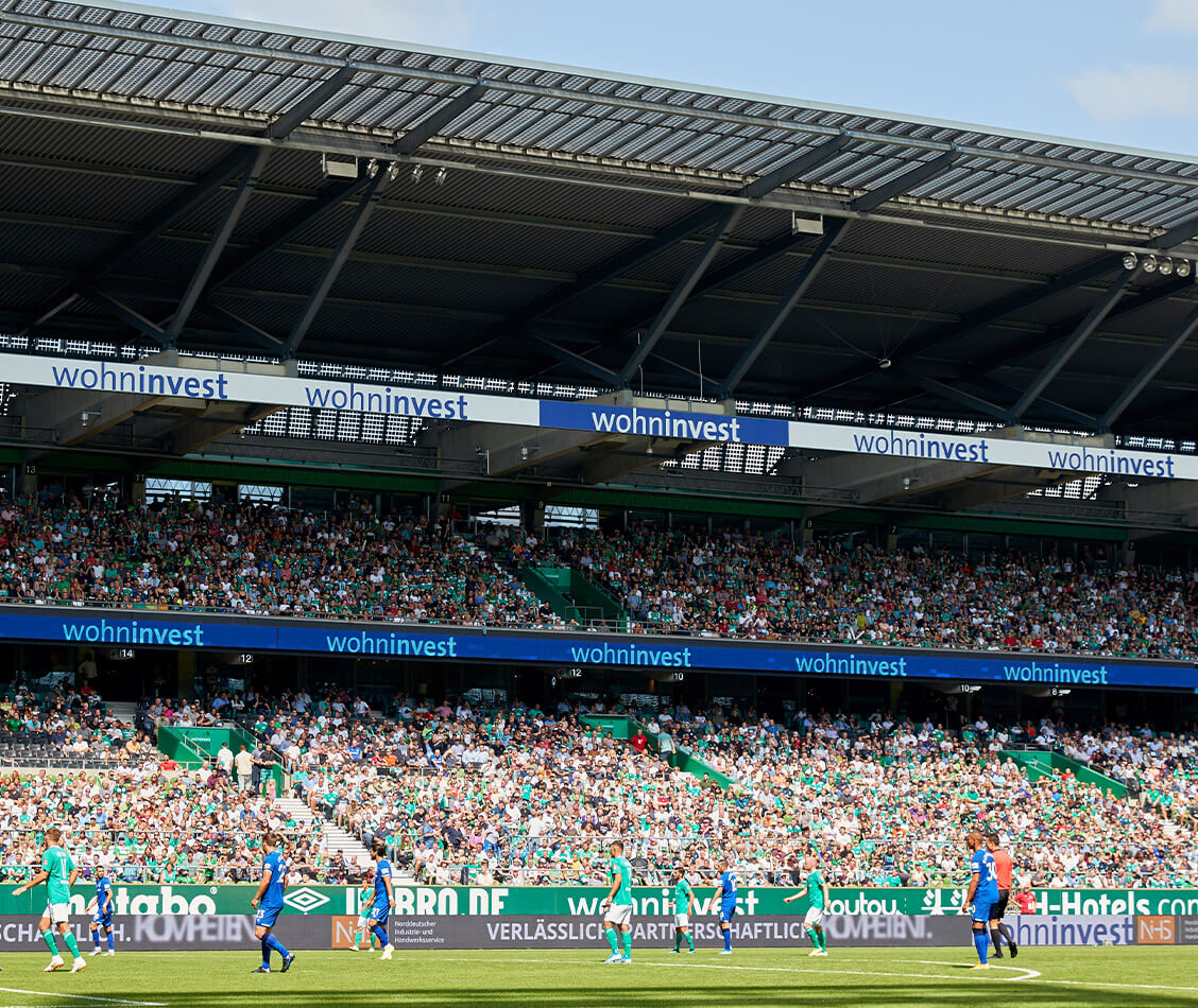 Dieses Bild zeigt die Werbung der Fa. Wohninvest am Dachkranz und LED-Bande im wohninvest WESERSTADION.