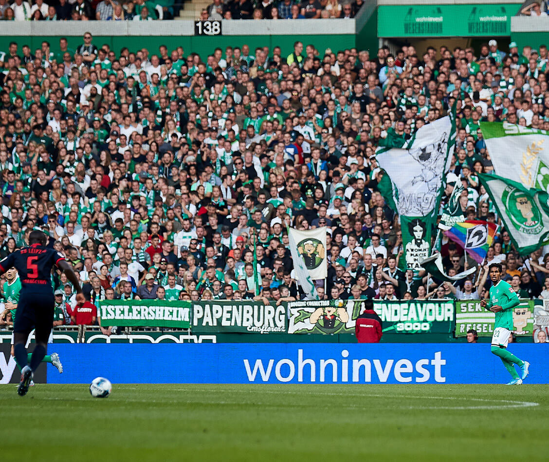 Dieses Bild zeigt das wohninvest Logo auf einer LED-Bande im wohninvest WESERSTADION.