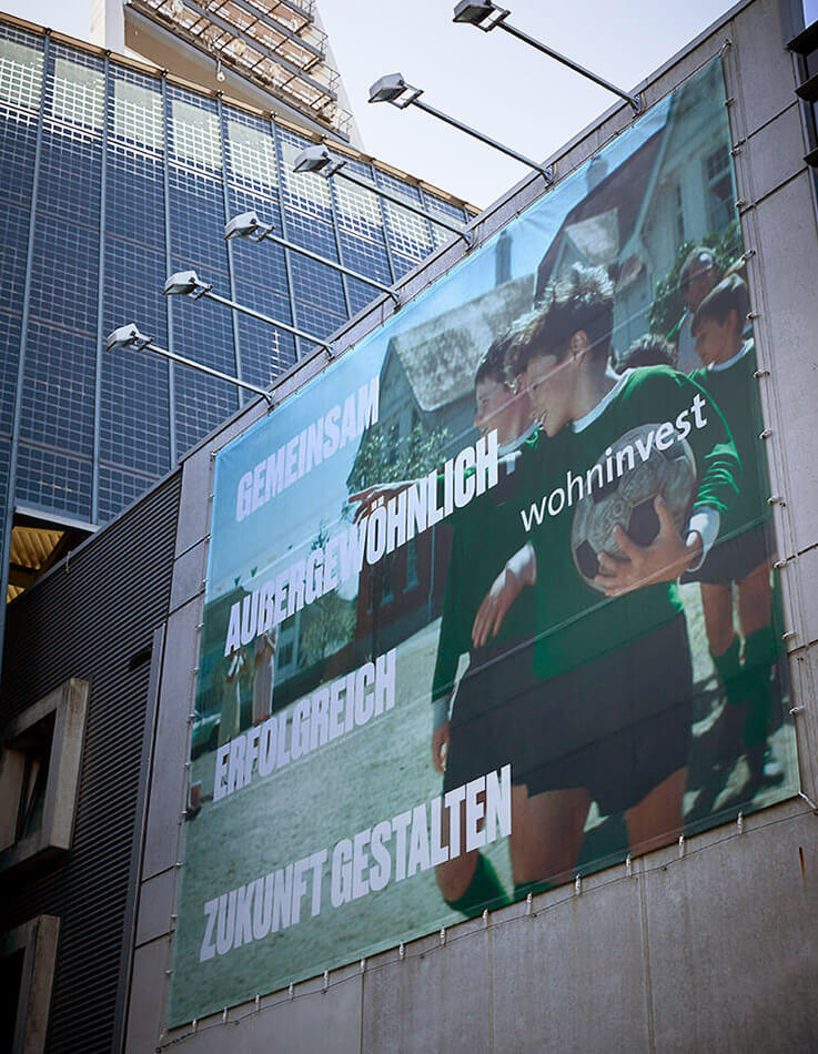 Dieses Bild zeigt einen Meshbanner zur Platzierung einer Werbekampagne am wohninvest WESERSTADION.