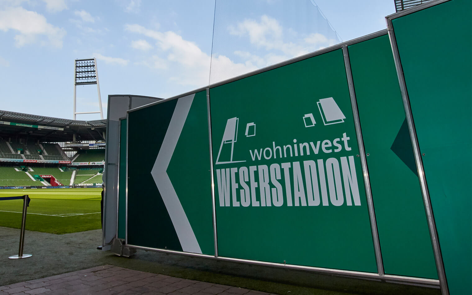 Dieses Bild zeigt den Spielertunnel mit dem Logo des wohninvest WESERSTADION.