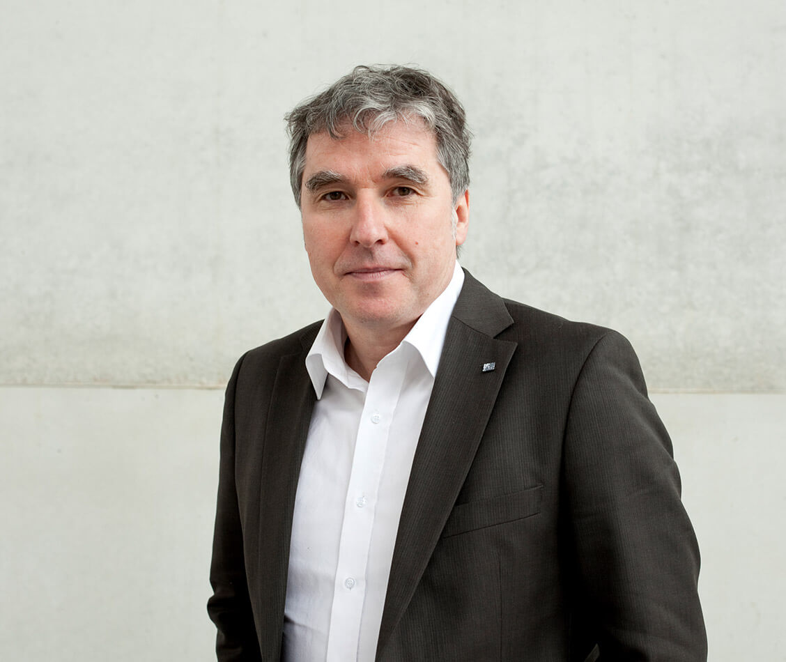 Auf diesem Bild ist Prof. Kurt Mehnert, Inhaber von Mehnert Corporate Design GmbH & Co.KG und Professor an der Folkwang Universität der Künste zu sehen.