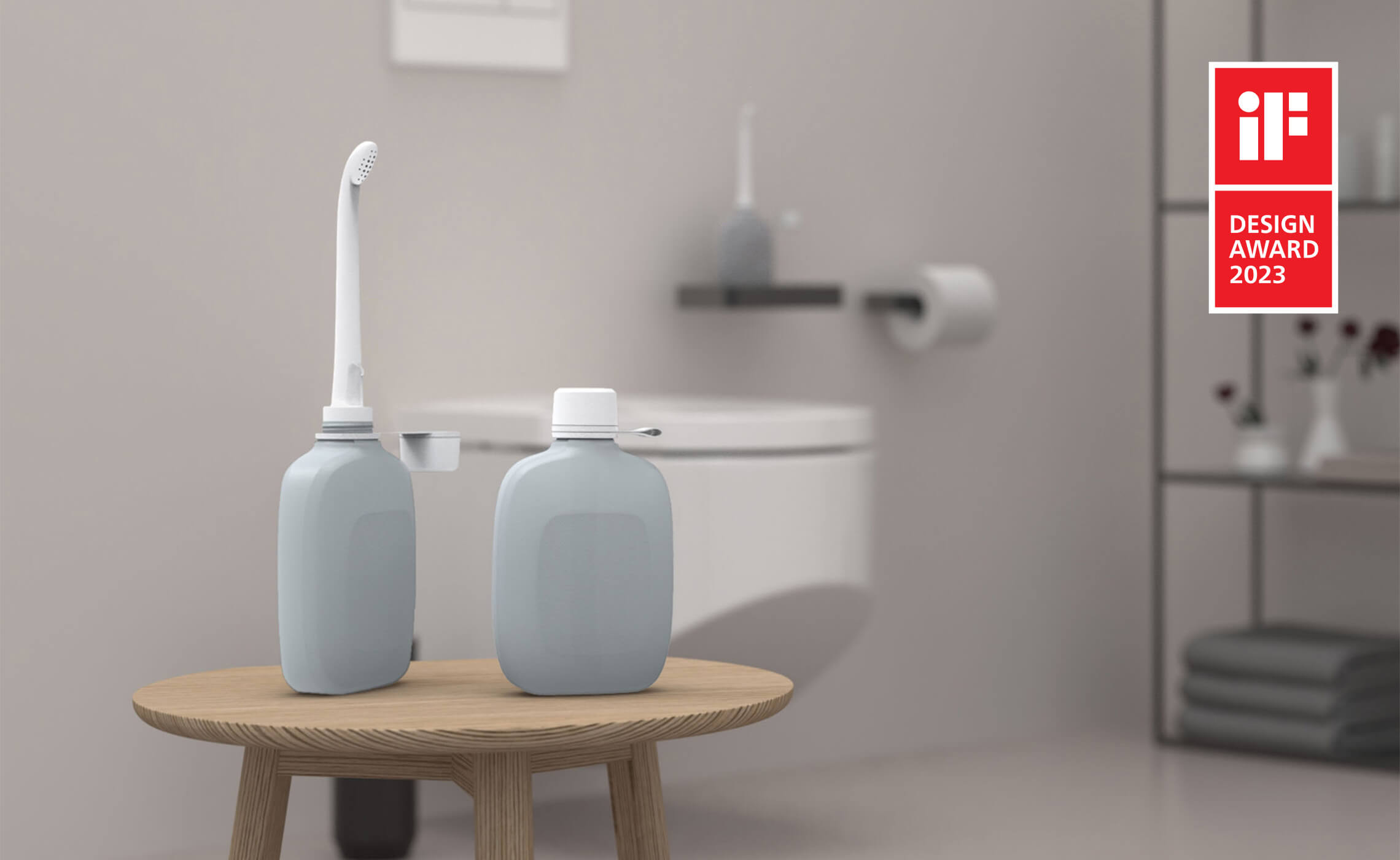 Das mobile Bidet im verschlossenen und geöffneten Zustand im Badzimmer mit dem iF Design Award Logo.