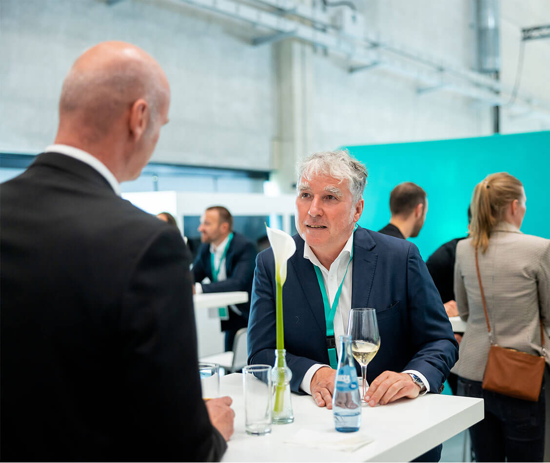 Holger Herchenhein und Prof. Mehnert im Gespräch bei der Internationalen Wilo Industrie Konferenz 2022.