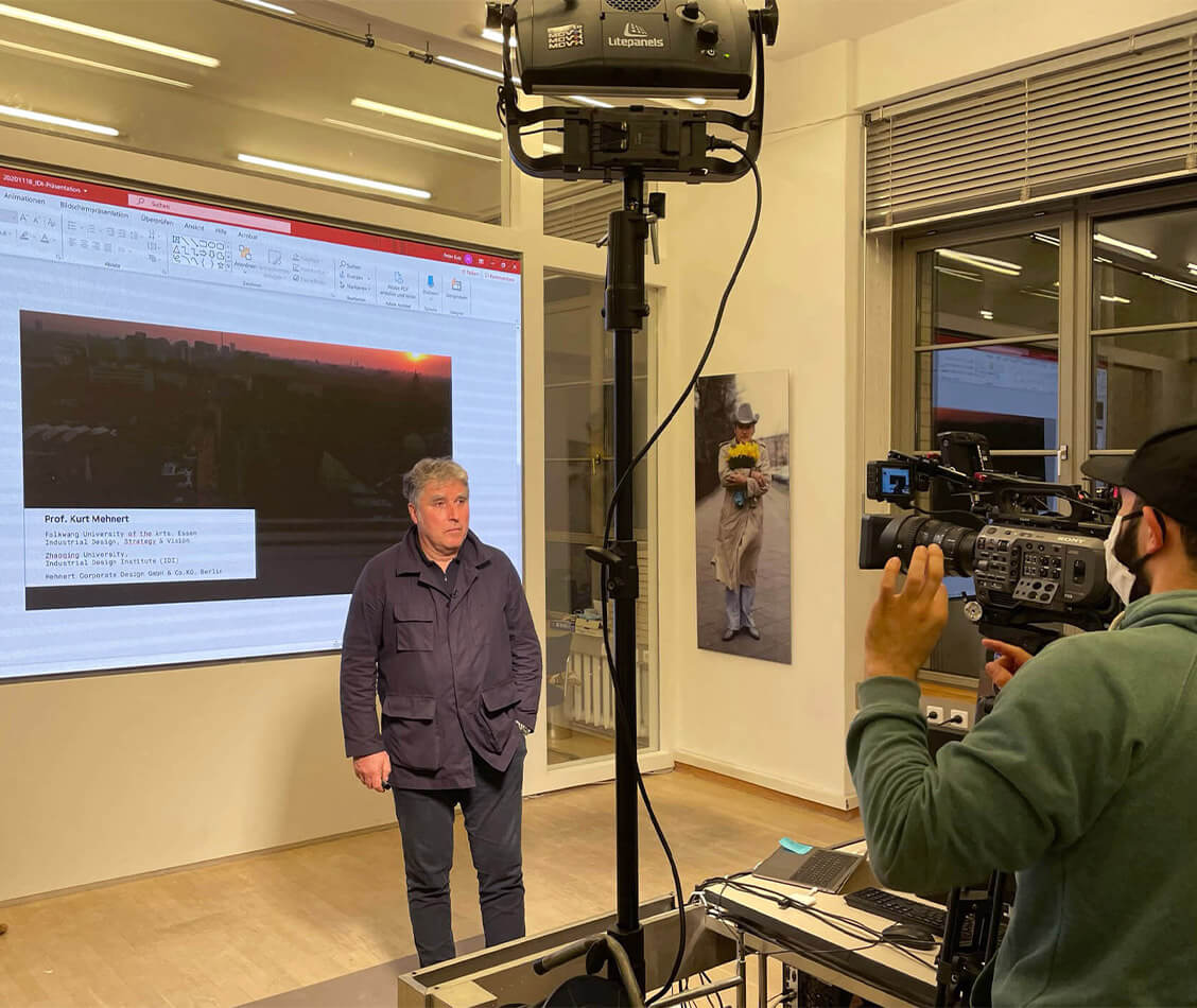 Auf diesem Bild ist das Making-Of der Videoboschaft für die Zhaoqing Universiy zu sehen.