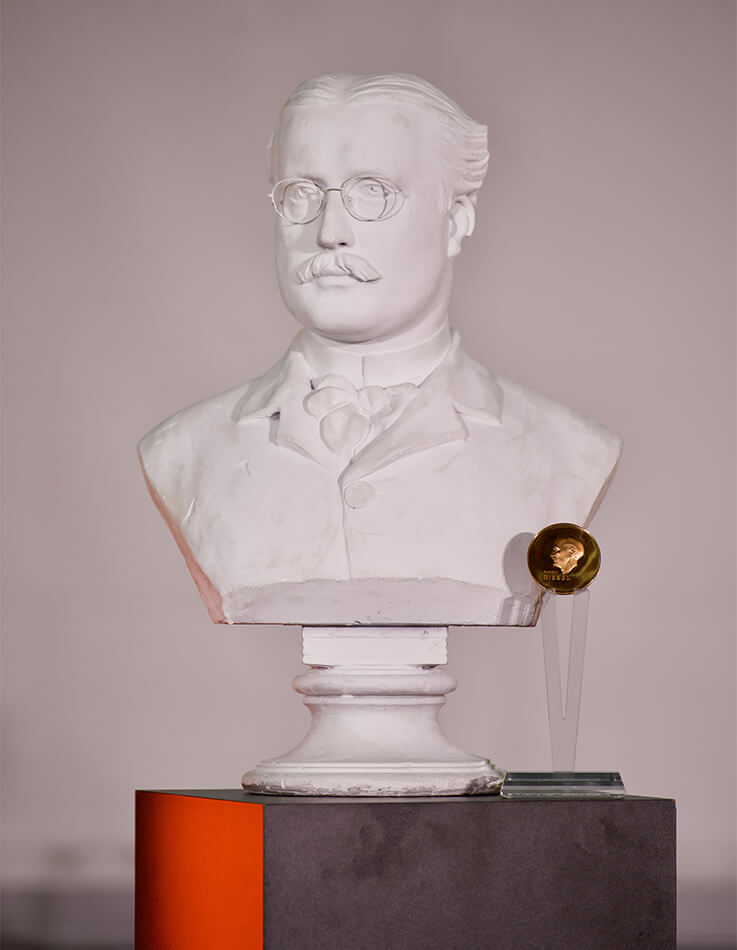 Auf diesem Bild ist die Büste von Rudolf Diesel zu sehen.