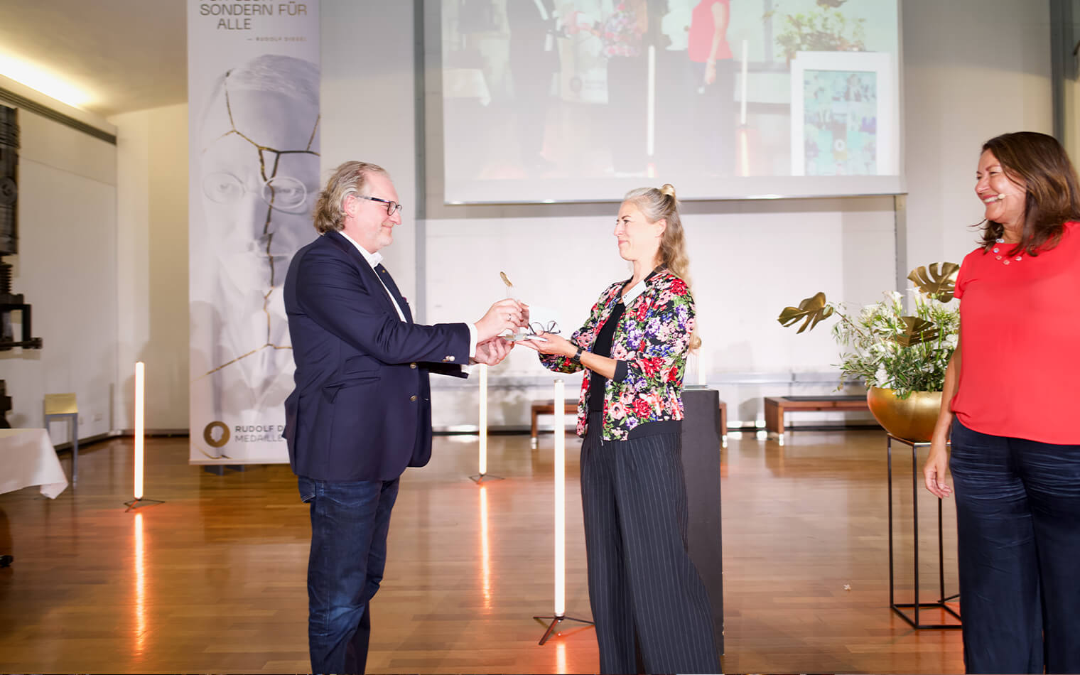 Auf diesem Bild wird Romy Stühmeier vom Girls' Day – Mädchen-Zukunftstag die Dieselmedaille überreicht.